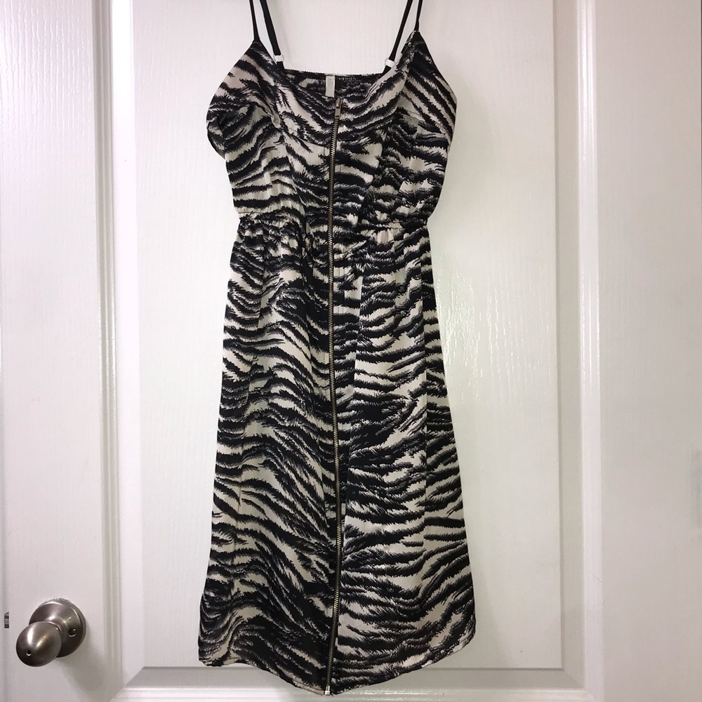 b&w tiger stripe print zip-front dress